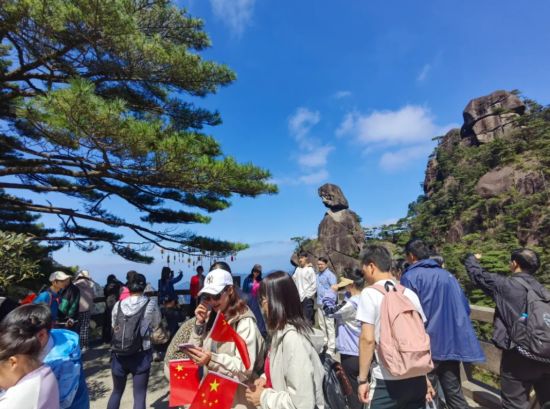 科學(xué)管理與暖心服務(wù)并重，三清山景區(qū)客流有序涌動展新貌